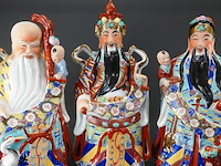 Grote handbeschilderde porseleinen beelden van de chinese geluksgoden fu, lu en shou - afbeelding 4 van  5