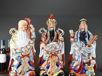 Grote handbeschilderde porseleinen beelden van de chinese geluksgoden fu, lu en shou