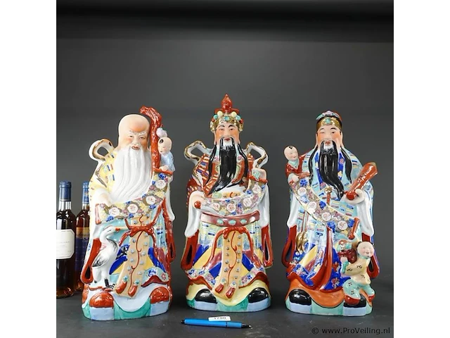 Grote handbeschilderde porseleinen beelden van de chinese geluksgoden fu, lu en shou - afbeelding 2 van  6