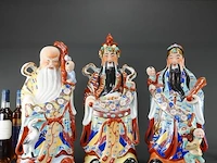 Grote handbeschilderde porseleinen beelden van de chinese geluksgoden fu, lu en shou - afbeelding 2 van  6