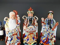 Grote handbeschilderde porseleinen beelden van de chinese geluksgoden fu, lu en shou - afbeelding 3 van  6