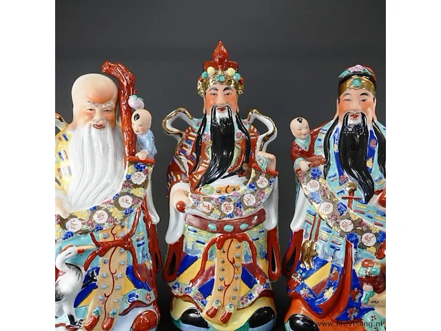 Grote handbeschilderde porseleinen beelden van de chinese geluksgoden fu, lu en shou - afbeelding 4 van  6