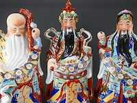 Grote handbeschilderde porseleinen beelden van de chinese geluksgoden fu, lu en shou - afbeelding 4 van  6