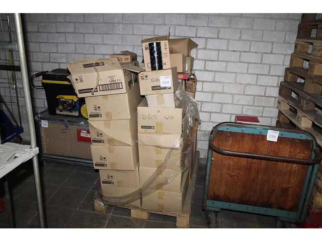 Grote hoeveelheid diverse asbakken op pallet. - afbeelding 2 van  3