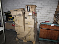 Grote hoeveelheid diverse asbakken op pallet. - afbeelding 2 van  3