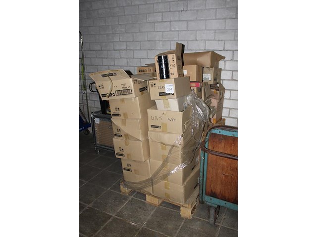 Grote hoeveelheid diverse asbakken op pallet. - afbeelding 3 van  3