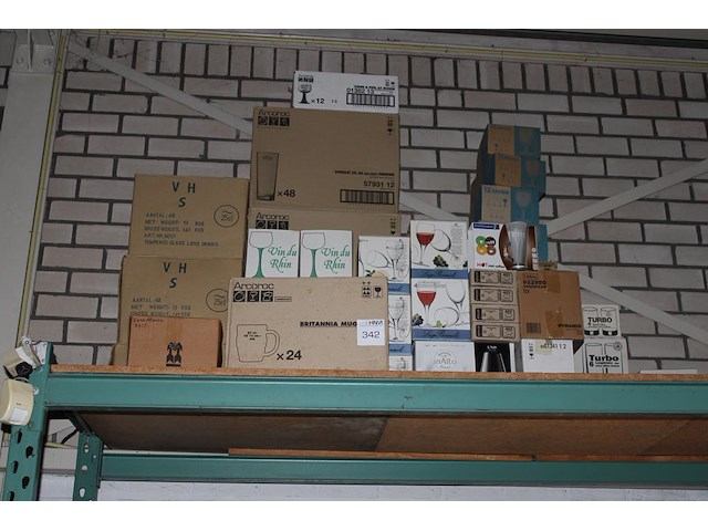 Grote hoeveelheid glaswerk op schap w.o. wijn-, whisky-, longdrinkglazen en koffiekopjes. - afbeelding 1 van  2