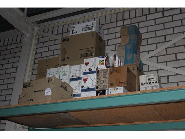 Grote hoeveelheid glaswerk op schap w.o. wijn-, whisky-, longdrinkglazen en koffiekopjes. - afbeelding 2 van  2