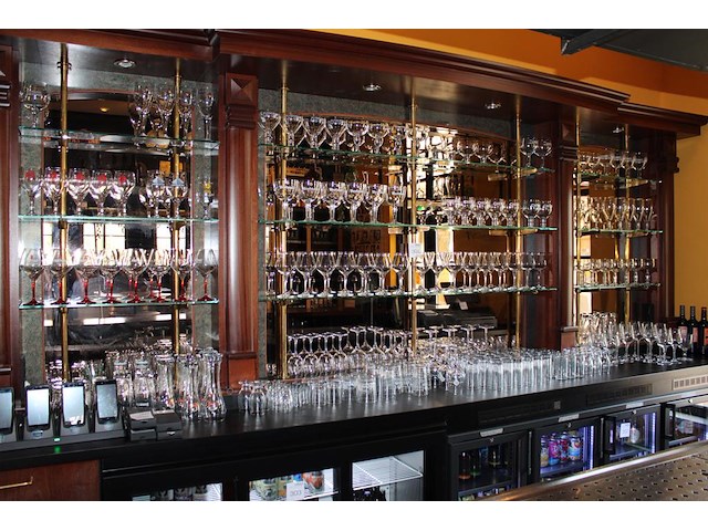 Grote hoeveelheid glaswerk voornamelijk bierglazen, voor en op achterwand, ruim 200 glazen. - afbeelding 1 van  4