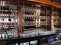 Grote hoeveelheid glaswerk voornamelijk bierglazen, voor en op achterwand, ruim 200 glazen. - afbeelding 1 van  4