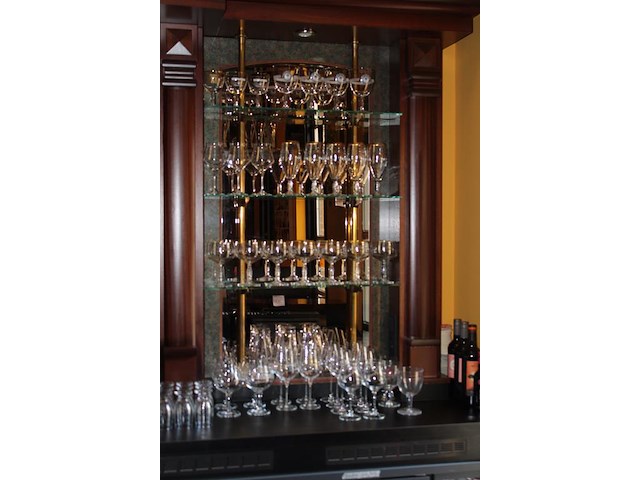 Grote hoeveelheid glaswerk voornamelijk bierglazen, voor en op achterwand, ruim 200 glazen. - afbeelding 2 van  4