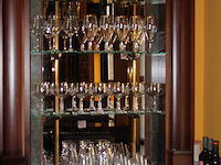 Grote hoeveelheid glaswerk voornamelijk bierglazen, voor en op achterwand, ruim 200 glazen. - afbeelding 2 van  4