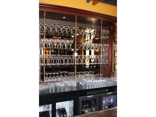 Grote hoeveelheid glaswerk voornamelijk bierglazen, voor en op achterwand, ruim 200 glazen. - afbeelding 3 van  4