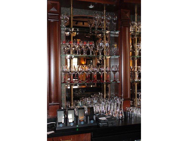 Grote hoeveelheid glaswerk voornamelijk bierglazen, voor en op achterwand, ruim 200 glazen. - afbeelding 4 van  4