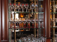 Grote hoeveelheid glaswerk voornamelijk bierglazen, voor en op achterwand, ruim 200 glazen. - afbeelding 4 van  4