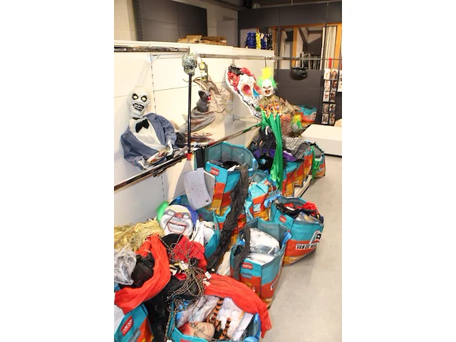 Grote hoeveelheid halloween producten in wandstelling en in ca. 40 shoppertassen - afbeelding 2 van  15