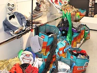 Grote hoeveelheid halloween producten in wandstelling en in ca. 40 shoppertassen - afbeelding 2 van  15