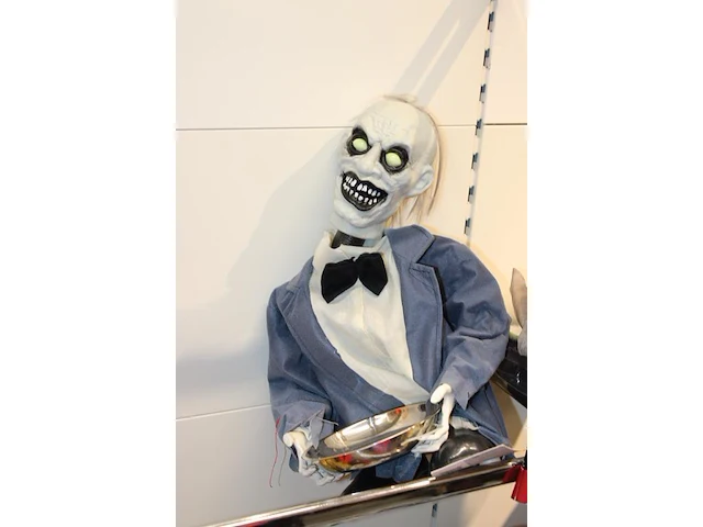 Grote hoeveelheid halloween producten in wandstelling en in ca. 40 shoppertassen - afbeelding 3 van  15