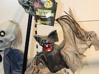 Grote hoeveelheid halloween producten in wandstelling en in ca. 40 shoppertassen - afbeelding 4 van  15