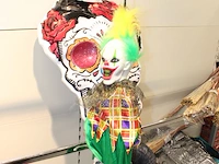 Grote hoeveelheid halloween producten in wandstelling en in ca. 40 shoppertassen - afbeelding 5 van  15