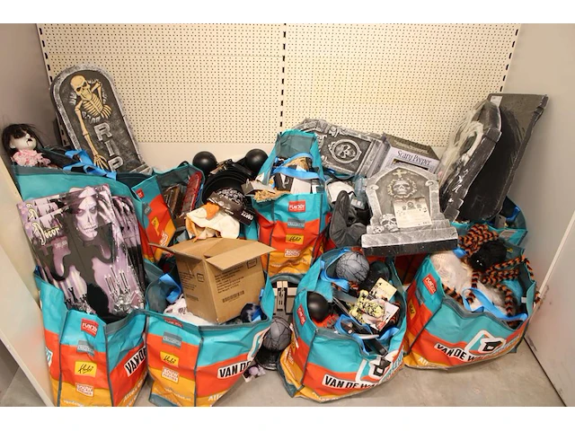 Grote hoeveelheid halloween producten in wandstelling en in ca. 40 shoppertassen - afbeelding 7 van  15