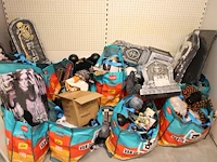 Grote hoeveelheid halloween producten in wandstelling en in ca. 40 shoppertassen - afbeelding 7 van  15