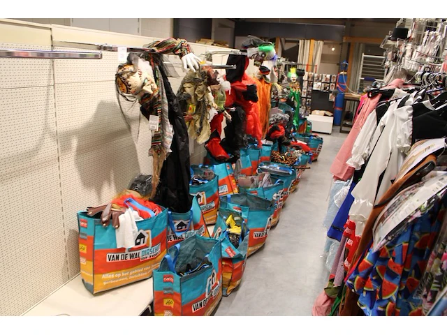 Grote hoeveelheid halloween producten in wandstelling en in ca. 40 shoppertassen - afbeelding 1 van  15