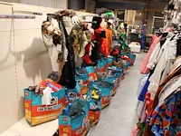 Grote hoeveelheid halloween producten in wandstelling en in ca. 40 shoppertassen