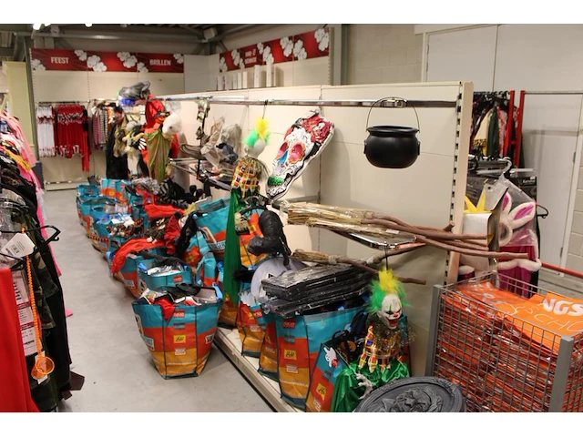 Grote hoeveelheid halloween producten in wandstelling en in ca. 40 shoppertassen - afbeelding 8 van  15