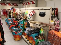 Grote hoeveelheid halloween producten in wandstelling en in ca. 40 shoppertassen - afbeelding 8 van  15