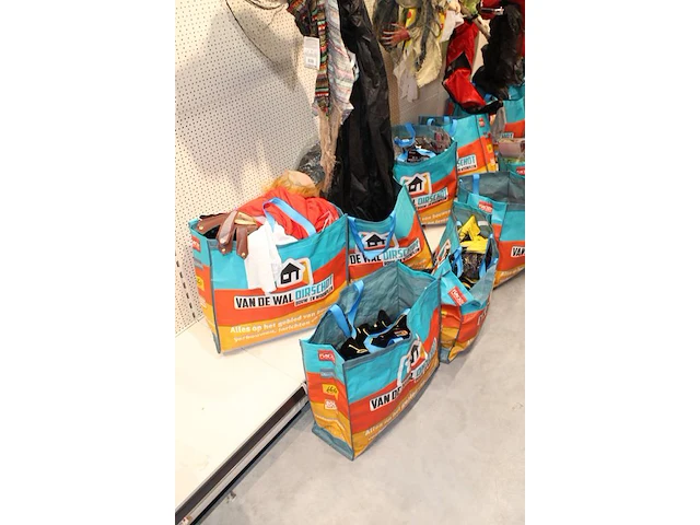Grote hoeveelheid halloween producten in wandstelling en in ca. 40 shoppertassen - afbeelding 9 van  15