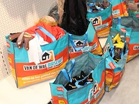 Grote hoeveelheid halloween producten in wandstelling en in ca. 40 shoppertassen - afbeelding 9 van  15