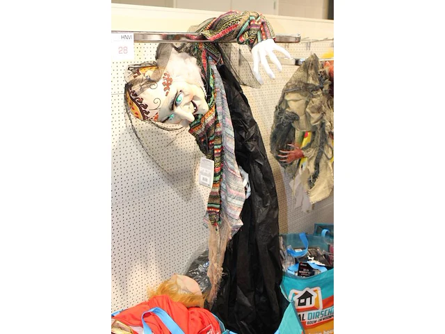 Grote hoeveelheid halloween producten in wandstelling en in ca. 40 shoppertassen - afbeelding 10 van  15