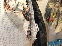 Grote hoeveelheid halloween producten in wandstelling en in ca. 40 shoppertassen - afbeelding 10 van  15