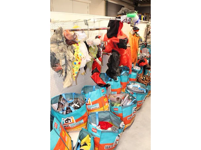 Grote hoeveelheid halloween producten in wandstelling en in ca. 40 shoppertassen - afbeelding 11 van  15