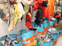 Grote hoeveelheid halloween producten in wandstelling en in ca. 40 shoppertassen - afbeelding 11 van  15