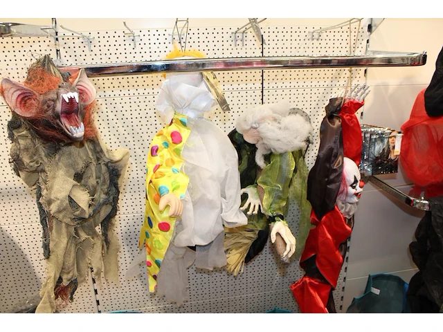 Grote hoeveelheid halloween producten in wandstelling en in ca. 40 shoppertassen - afbeelding 12 van  15