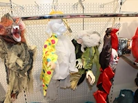 Grote hoeveelheid halloween producten in wandstelling en in ca. 40 shoppertassen - afbeelding 12 van  15