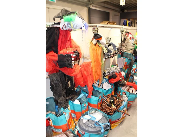 Grote hoeveelheid halloween producten in wandstelling en in ca. 40 shoppertassen - afbeelding 13 van  15
