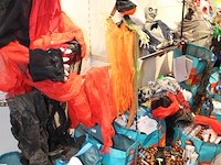 Grote hoeveelheid halloween producten in wandstelling en in ca. 40 shoppertassen - afbeelding 13 van  15