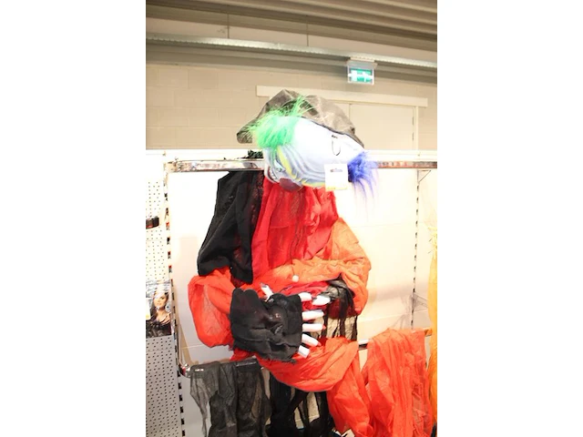 Grote hoeveelheid halloween producten in wandstelling en in ca. 40 shoppertassen - afbeelding 14 van  15