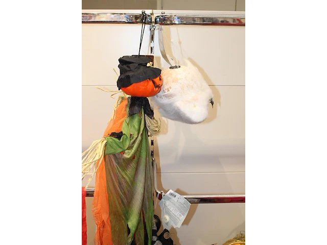 Grote hoeveelheid halloween producten in wandstelling en in ca. 40 shoppertassen - afbeelding 15 van  15