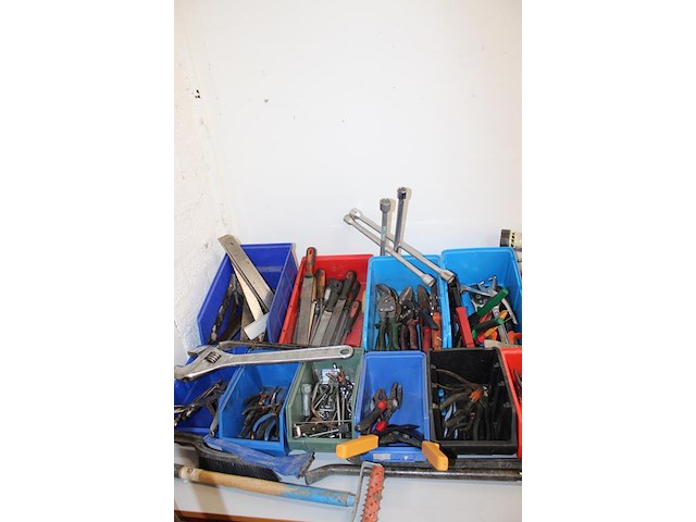 Grote hoeveelheid handgereedschappen w.o. boren, klemmen, schroevendraaiers, tangen, gatenboren, sleutels, ... - afbeelding 2 van  10