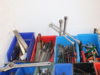 Grote hoeveelheid handgereedschappen w.o. boren, klemmen, schroevendraaiers, tangen, gatenboren, sleutels, ... - afbeelding 2 van  10