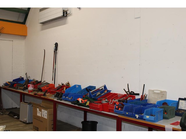 Grote hoeveelheid handgereedschappen w.o. boren, klemmen, schroevendraaiers, tangen, gatenboren, sleutels, ... - afbeelding 1 van  10