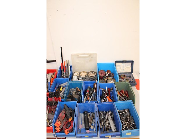 Grote hoeveelheid handgereedschappen w.o. boren, klemmen, schroevendraaiers, tangen, gatenboren, sleutels, ... - afbeelding 3 van  10