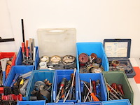 Grote hoeveelheid handgereedschappen w.o. boren, klemmen, schroevendraaiers, tangen, gatenboren, sleutels, ... - afbeelding 3 van  10