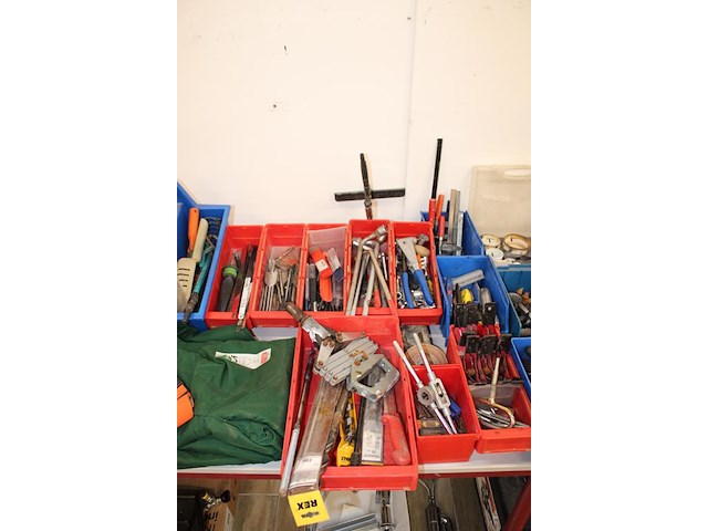 Grote hoeveelheid handgereedschappen w.o. boren, klemmen, schroevendraaiers, tangen, gatenboren, sleutels, ... - afbeelding 4 van  10