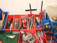 Grote hoeveelheid handgereedschappen w.o. boren, klemmen, schroevendraaiers, tangen, gatenboren, sleutels, ... - afbeelding 4 van  10