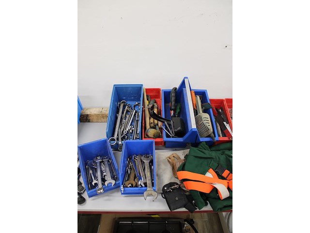 Grote hoeveelheid handgereedschappen w.o. boren, klemmen, schroevendraaiers, tangen, gatenboren, sleutels, ... - afbeelding 5 van  10